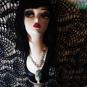 ✴️Antique Bead Necklace w. Large Stone✴️